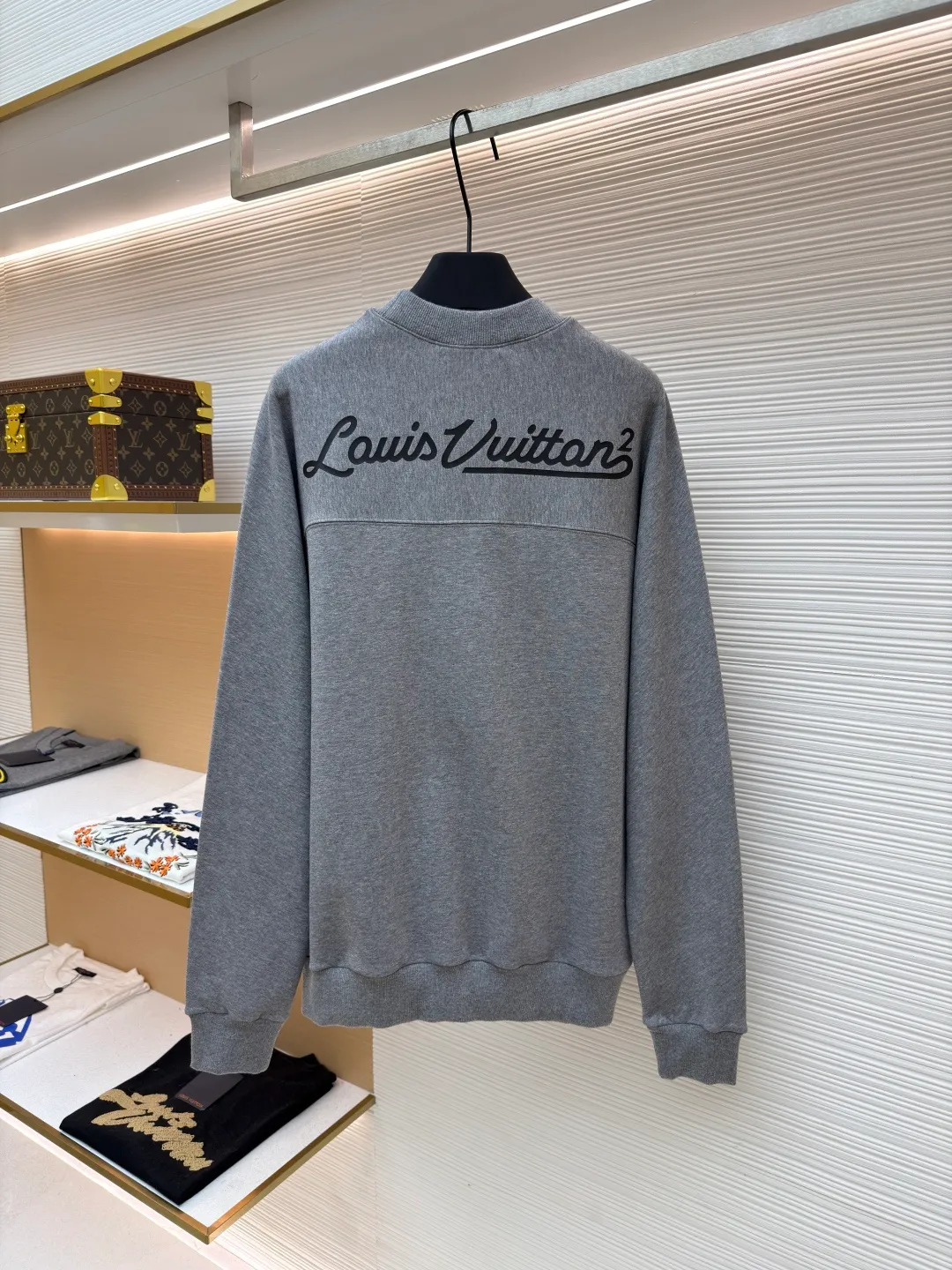LOUIS VUITTON big heart logo letter print sweatshirt ●Original version: purchased and developed by 6909 ●Item number: 1681806-A75 ●Fabric: cotton fabric ●Technology: printing production ●Color: gray ●Version: fitted version ●Weight: about 545 grams ●Size: S-M-L-XL ●Description: The body is made of 100% cotton fabric, which has been pre-shrunk, making it soft and waxy to the touch and not easily deformed; the round neck uses three-needle hemming technology, and the inside of the collar is lined with rib strips to keep it from becoming loose after long-term wear. The love logo on the chest is printed with environmentally friendly glue. After three times of scraping and high-temperature setting, the pattern is clear and full, and is not easy to crack. The raglan sleeves are edged with the same color binding strip to improve the fit of the shoulders. The hem and cuffs are wide ribbed, with moderate elasticity and washability. The overall stitching is 12 stitches/inch high-density stitching, and the details are overlocked and reinforced to take into account comfort and durability. The overall wiring is straight and delicate, the fabric is comfortable and soft, and the color is consistent without color difference. It can be matched with the same style to create a fashionable look and control various occasions. Customized accessories, complete with three standards, same style for men and women!
